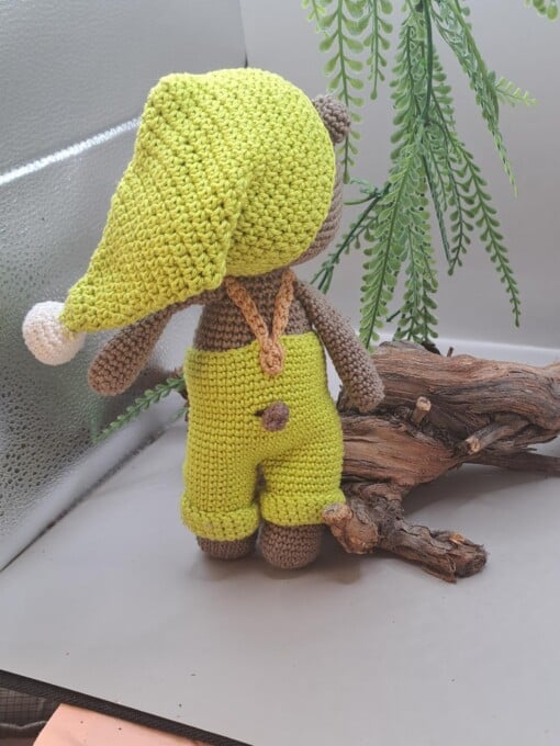 gehaakte knuffel bruine beertje met tuinbroek en grote muts