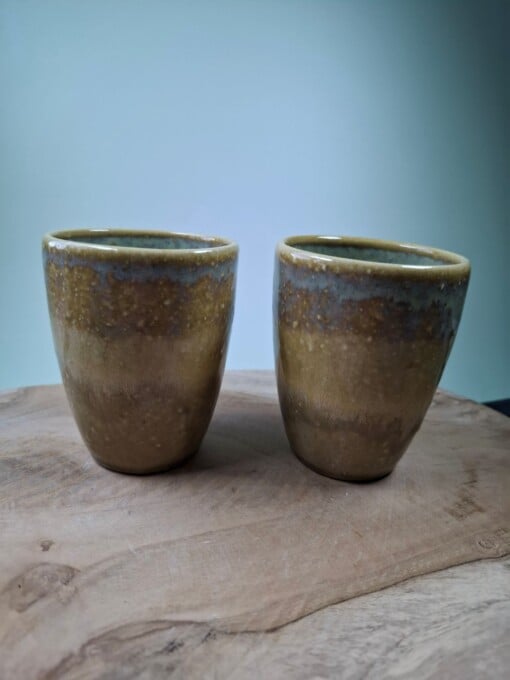 2 keramiek koffiebekers Zand