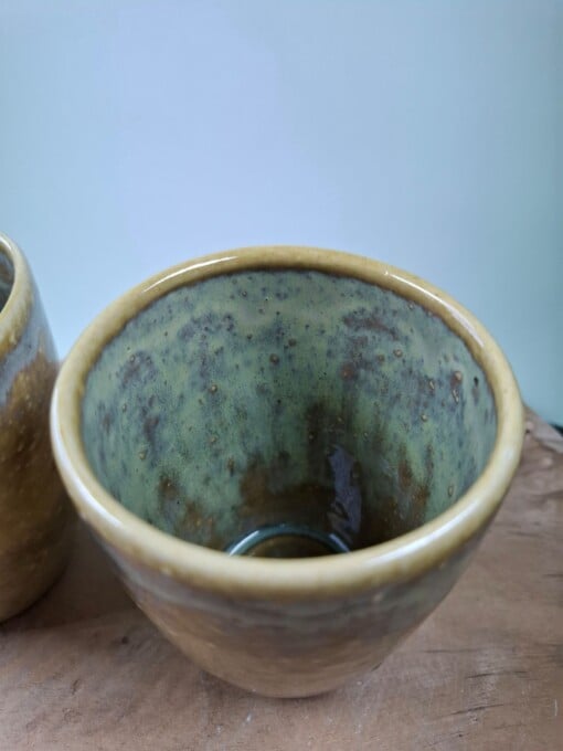 2 keramiek koffiebekers Zand