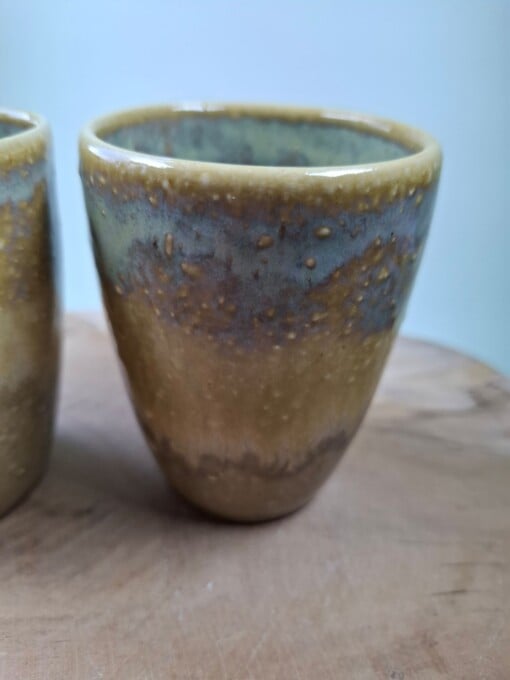2 keramiek koffiebekers Zand