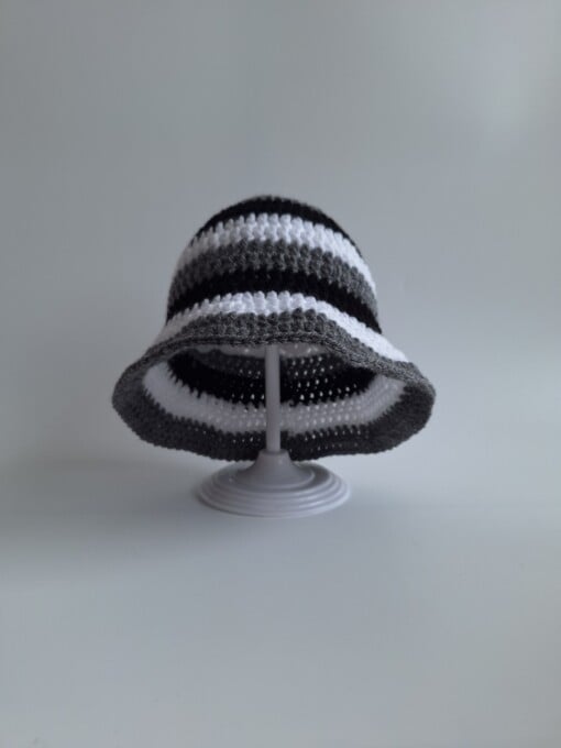 Gehaakt baby zonnehoedje 'Zwart, wit en grijs'