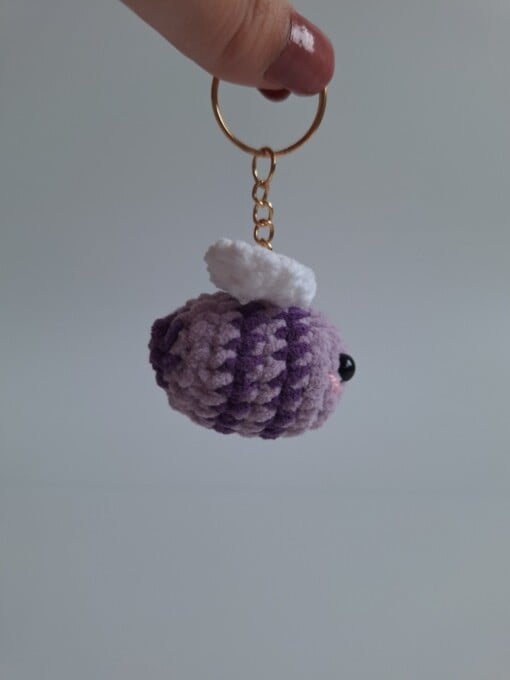 Gehaakte sleutelhanger 'Lavendel bij'