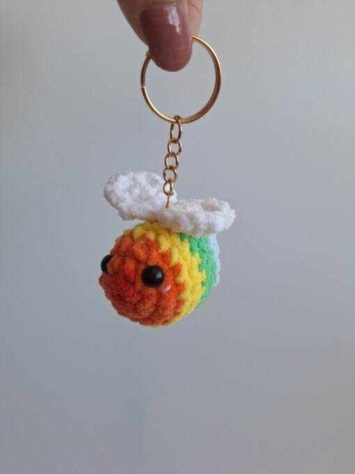 Gehaakte sleutelhanger 'Pride regenboog bij'