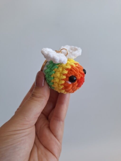 Gehaakte sleutelhanger 'Pride regenboog bij'