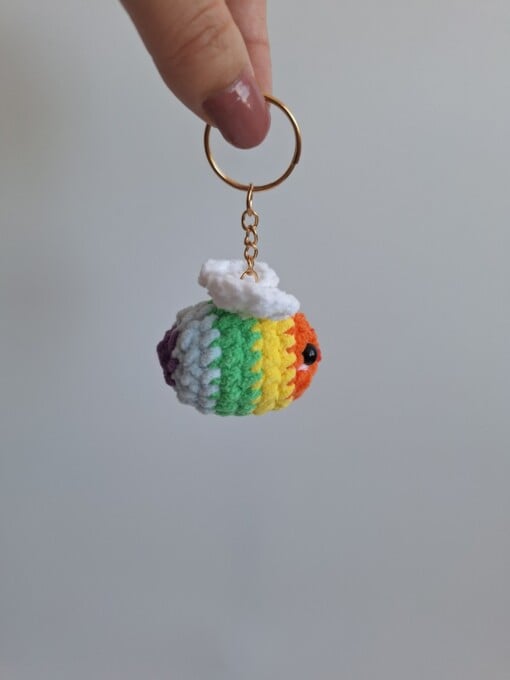 Gehaakte sleutelhanger 'Pride regenboog bij'
