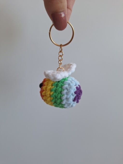 Gehaakte sleutelhanger 'Pride regenboog bij'