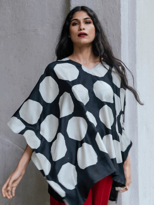 Kimono top van organisch zijde - zwart polka