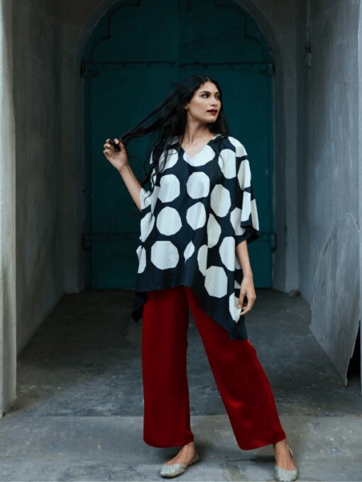 Kimono top van organisch zijde - zwart polka