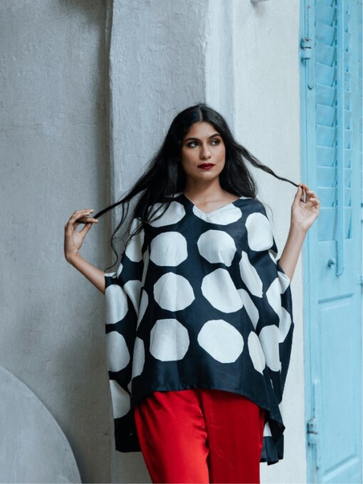 Kimono top van organisch zijde - zwart polka