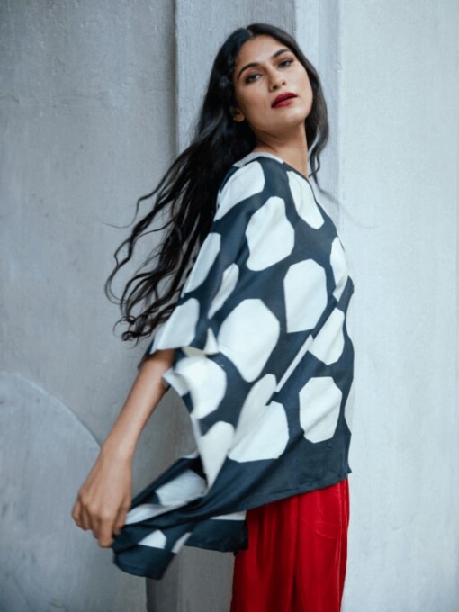 Kimono top van organisch zijde - zwart polka