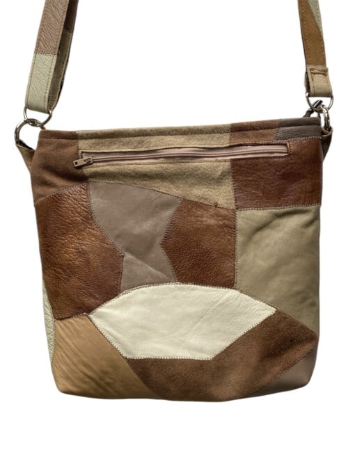 Unieke leren schoudertas – compact, kleurrijk en handgemaakt met verschillende kleurvlakken in leer en suede.