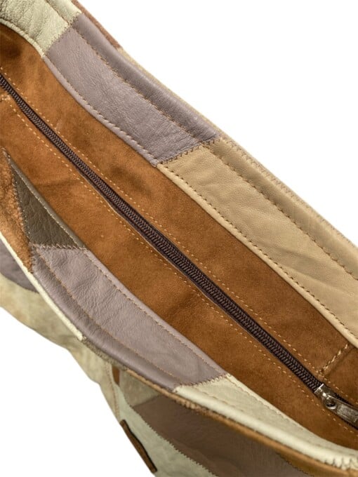 Unieke leren schoudertas – compact, kleurrijk en handgemaakt met verschillende kleurvlakken in leer en suede.