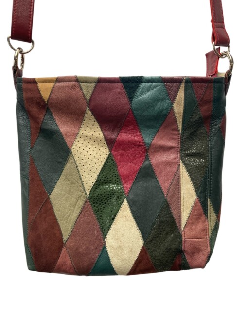 Unieke leren schoudertas – patchwork in warme tinten, Een karaktervolle tas die vintage flair en duurzaamheid moeiteloos combineert.