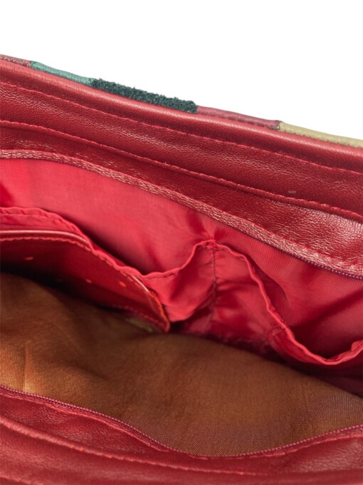 Unieke leren schoudertas – patchwork in warme tinten, Een karaktervolle tas die vintage flair en duurzaamheid moeiteloos combineert.