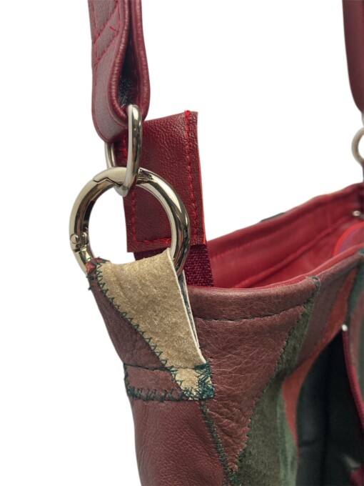 Unieke leren schoudertas – patchwork in warme tinten, Een karaktervolle tas die vintage flair en duurzaamheid moeiteloos combineert.