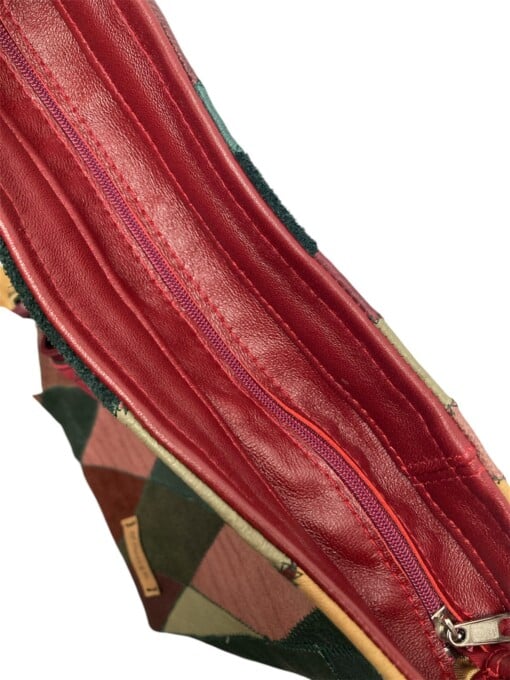 Unieke leren schoudertas – patchwork in warme tinten, Een karaktervolle tas die vintage flair en duurzaamheid moeiteloos combineert.