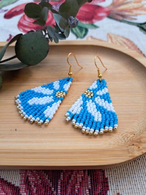handgemaakte kralenoorbellen madelief blauw