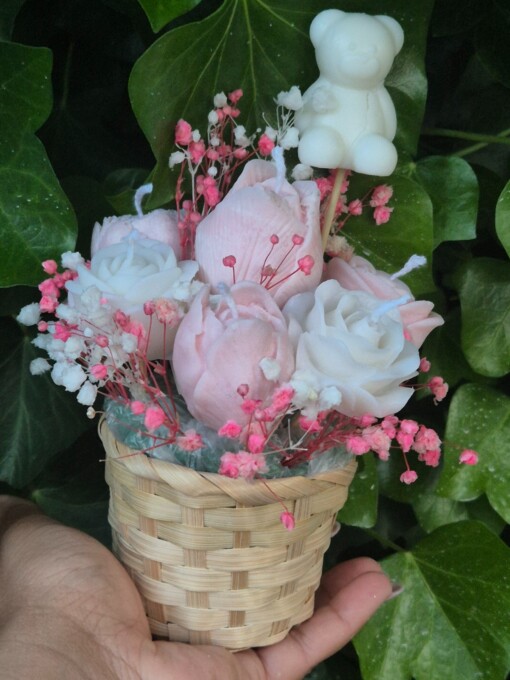 Kaarsen mandje met bloemen