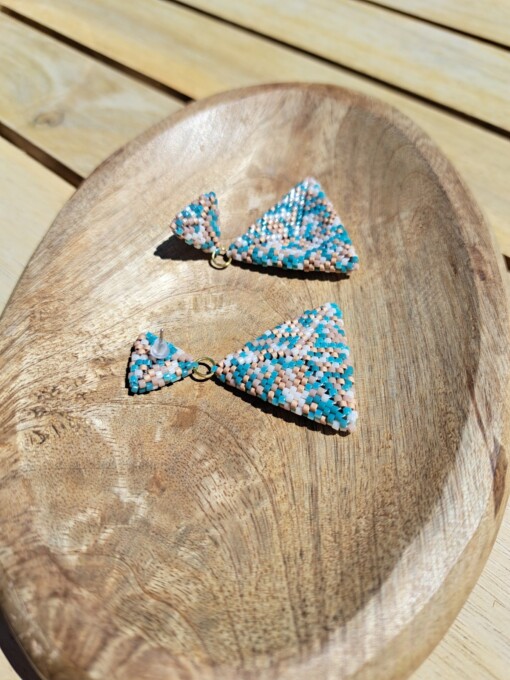 Confetti Kralenoorbellen Blue Beach – handgemaakt met crème, bruin & zeeblauwe Miyuki kralen (5 cm) SALE!