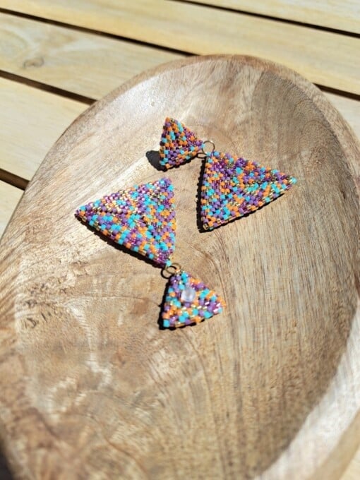 Confetti Kralenoorbellen Boho Glow – handgemaakt met Miyuki kralen in oranje, paars, roze, turkoois & goud (5 cm)