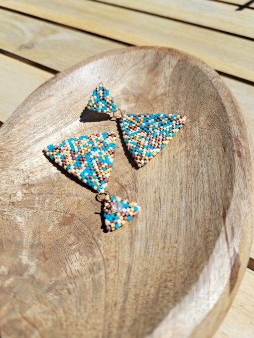 Confetti Kralenoorbellen Cleopatra – handgemaakt met blauw, beige, bruin & goudkleurige Miyuki kralen (5 cm) SALE!