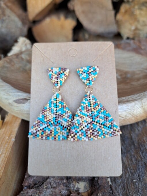Confetti Kralenoorbellen Cleopatra – handgemaakt met blauw, beige, bruin & goudkleurige Miyuki kralen (5 cm) SALE!