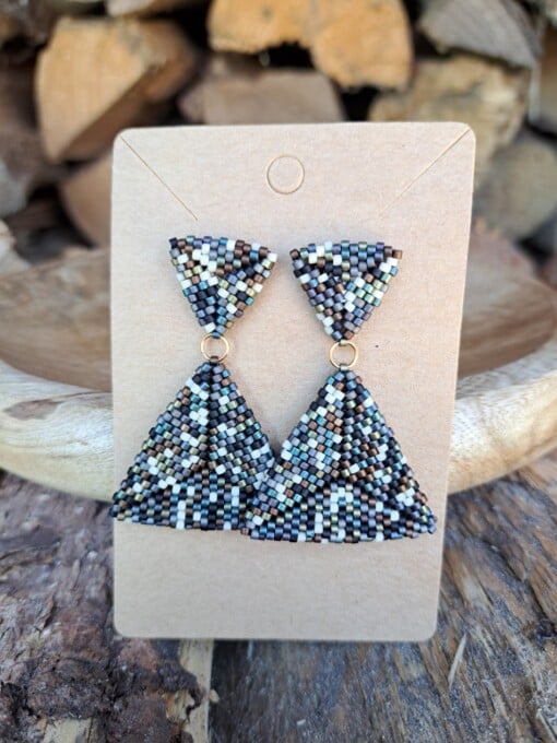 Confetti Kralenoorbellen Winter Woolies – handgemaakt met zwart, blauw, bruin & grijs metallic Miyuki kralen (5 cm)
