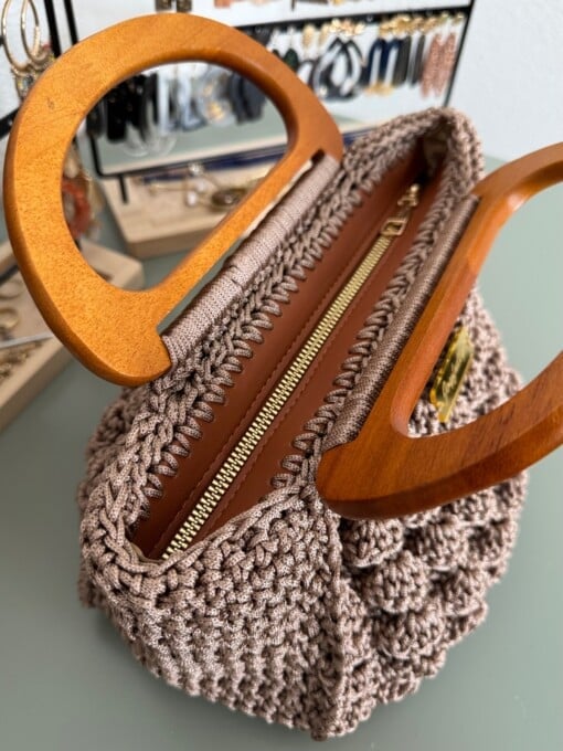 Elegant & Tijdloos – Neutrale gehaakte tas met klassieke look