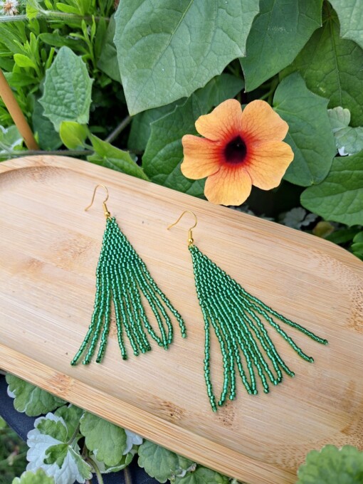 Fringe oorbellen Green Goddess – groen, glaskralen, 8,5 cm lang
