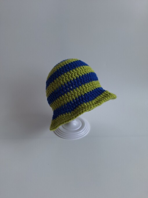 Gehaakt baby zonnehoedje 'Groen en blauw'