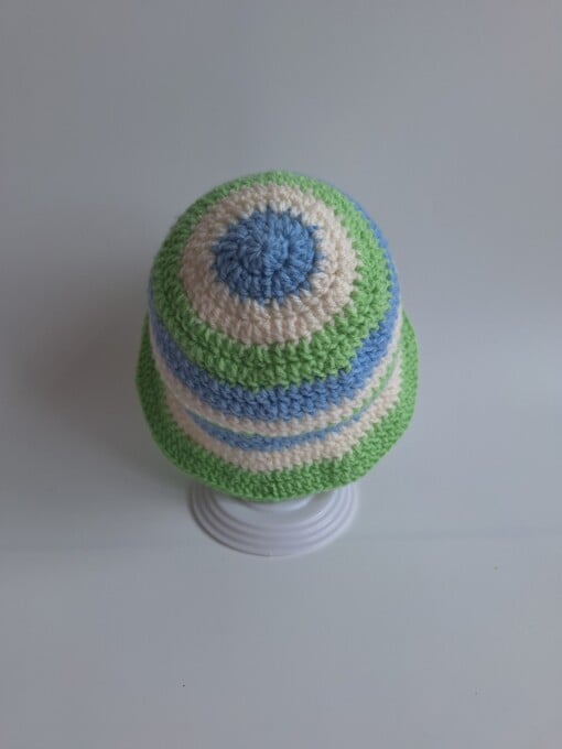 Gehaakt baby zonnehoedje 'Groen, blauw en crème'