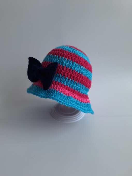 Gehaakt baby zonnehoedje 'Roze en blauw met strik'