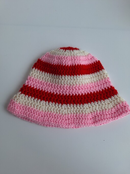 Gehaakt baby zonnehoedje 'Roze, rood en crème'