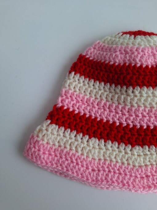 Gehaakt baby zonnehoedje 'Roze, rood en crème'