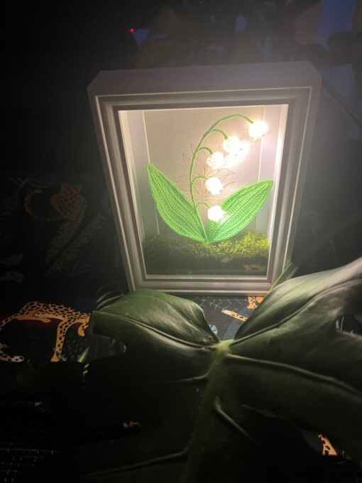Gehaakte Bloemenlamp met LED – Lelietje-van-dalen in Lijst met Mos