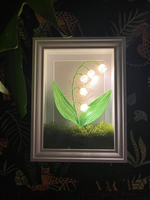 Gehaakte Bloemenlamp met LED – Lelietje-van-dalen in Lijst met Mos