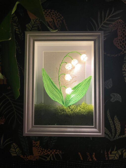 Gehaakte Bloemenlamp met LED – Lelietje-van-dalen in Lijst met Mos