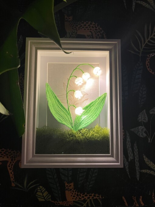 Gehaakte Bloemenlamp met LED – Lelietje-van-dalen in Lijst met Mos