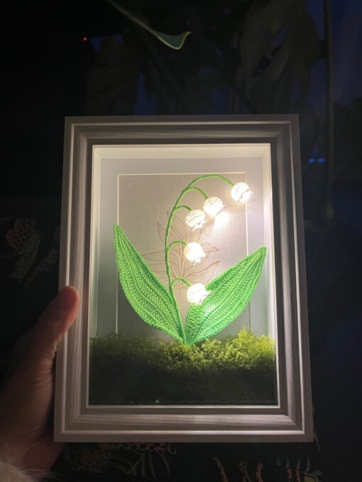 Gehaakte Bloemenlamp met LED – Lelietje-van-dalen in Lijst met Mos