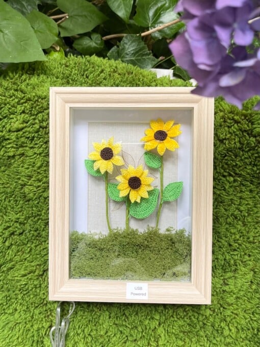 Gehaakte Zonnebloemlamp in Fotolijstje met Mosbasis