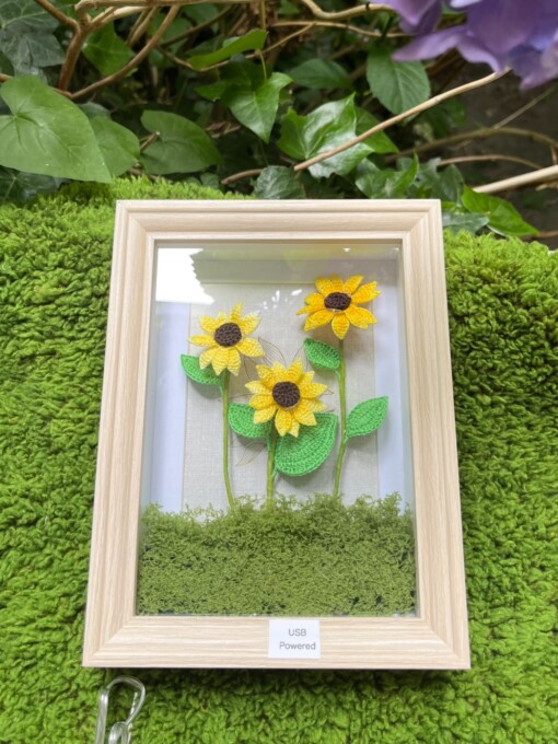 Gehaakte Zonnebloemlamp in Fotolijstje met Mosbasis