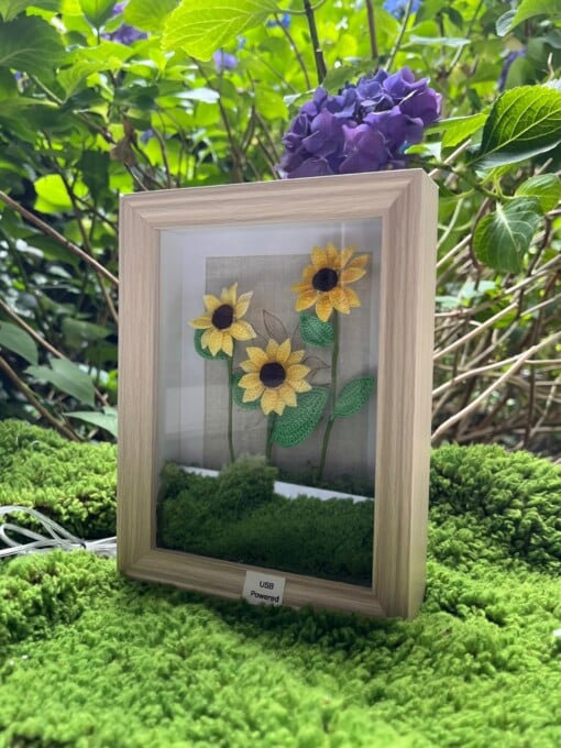 Gehaakte Zonnebloemlamp in Fotolijstje met Mosbasis