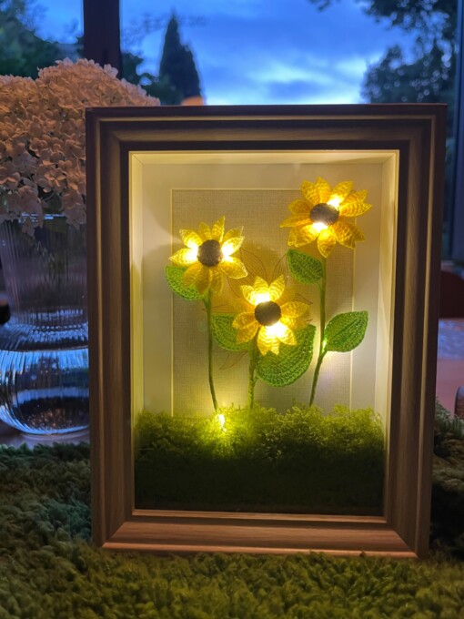 Gehaakte Zonnebloemlamp in Fotolijstje met Mosbasis