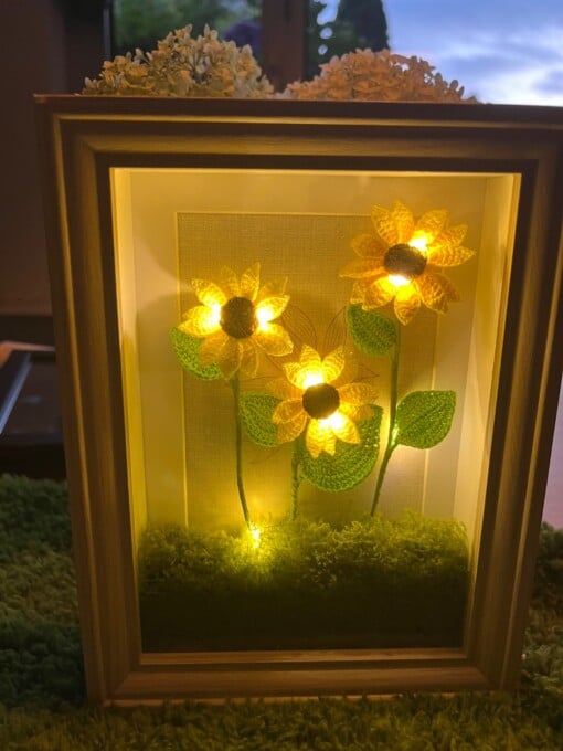Gehaakte Zonnebloemlamp in Fotolijstje met Mosbasis