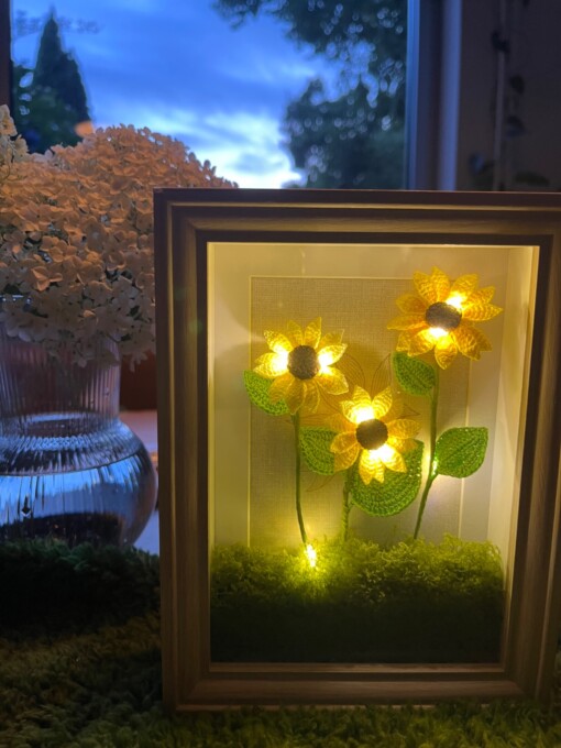 Gehaakte Zonnebloemlamp in Fotolijstje met Mosbasis