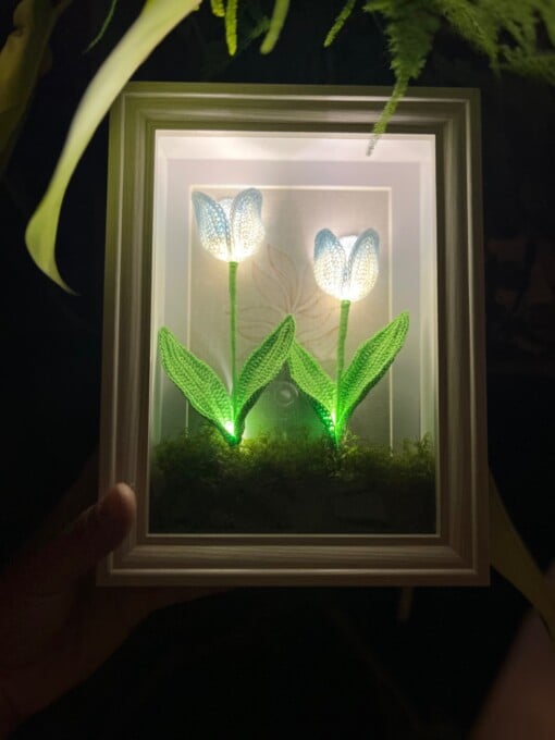 Handgemaakte Gehaakte Lamp – Sfeervolle Bloemenverlichting in Lijst
