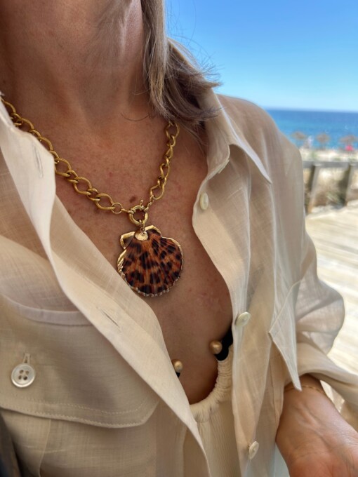 Handgemaakte statement Indy ketting met tijgerschelp