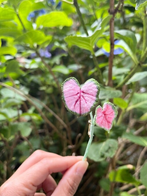 Micro Gehaakte Caladium Broche – Handbeschilderde Blaadjes