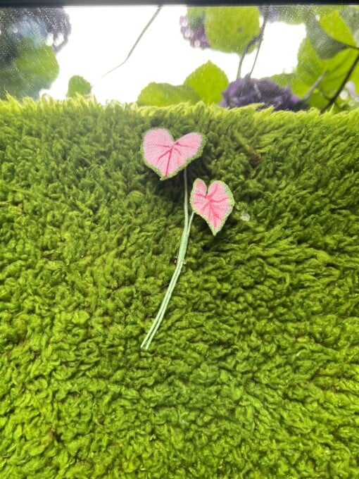 Micro Gehaakte Caladium Broche – Handbeschilderde Blaadjes