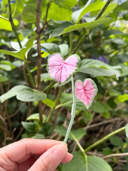 Micro Gehaakte Caladium Broche – Handbeschilderde Blaadjes